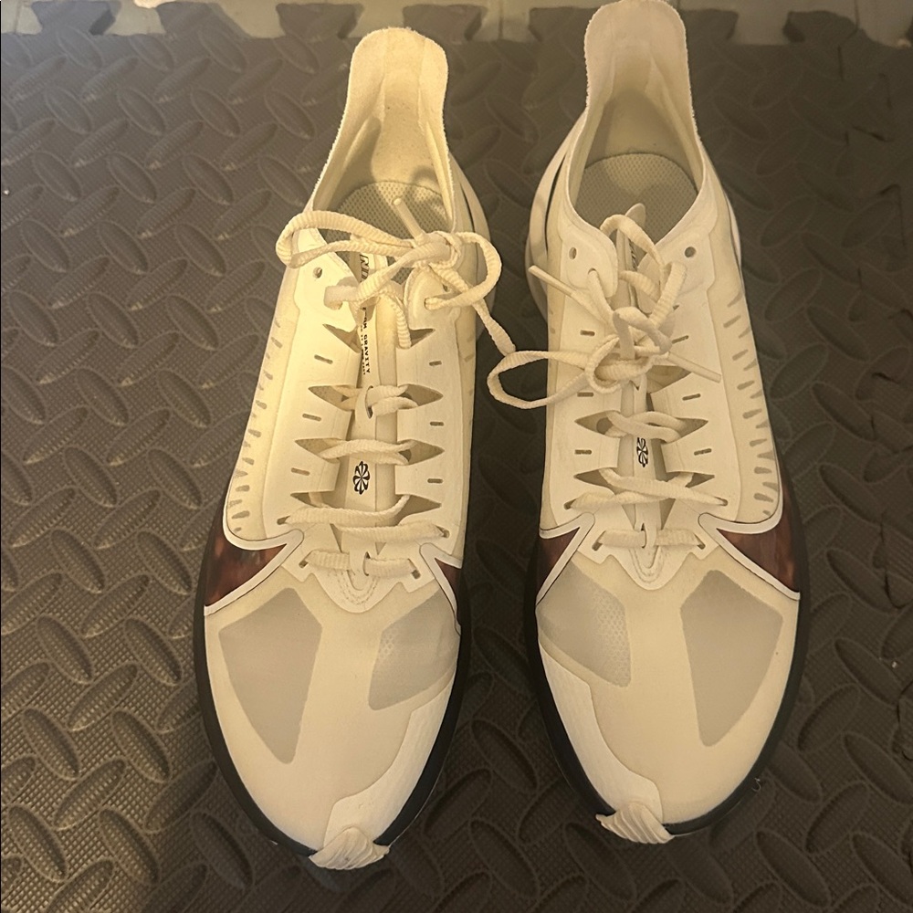 NIKE ZOOM GRAVITY running shoes